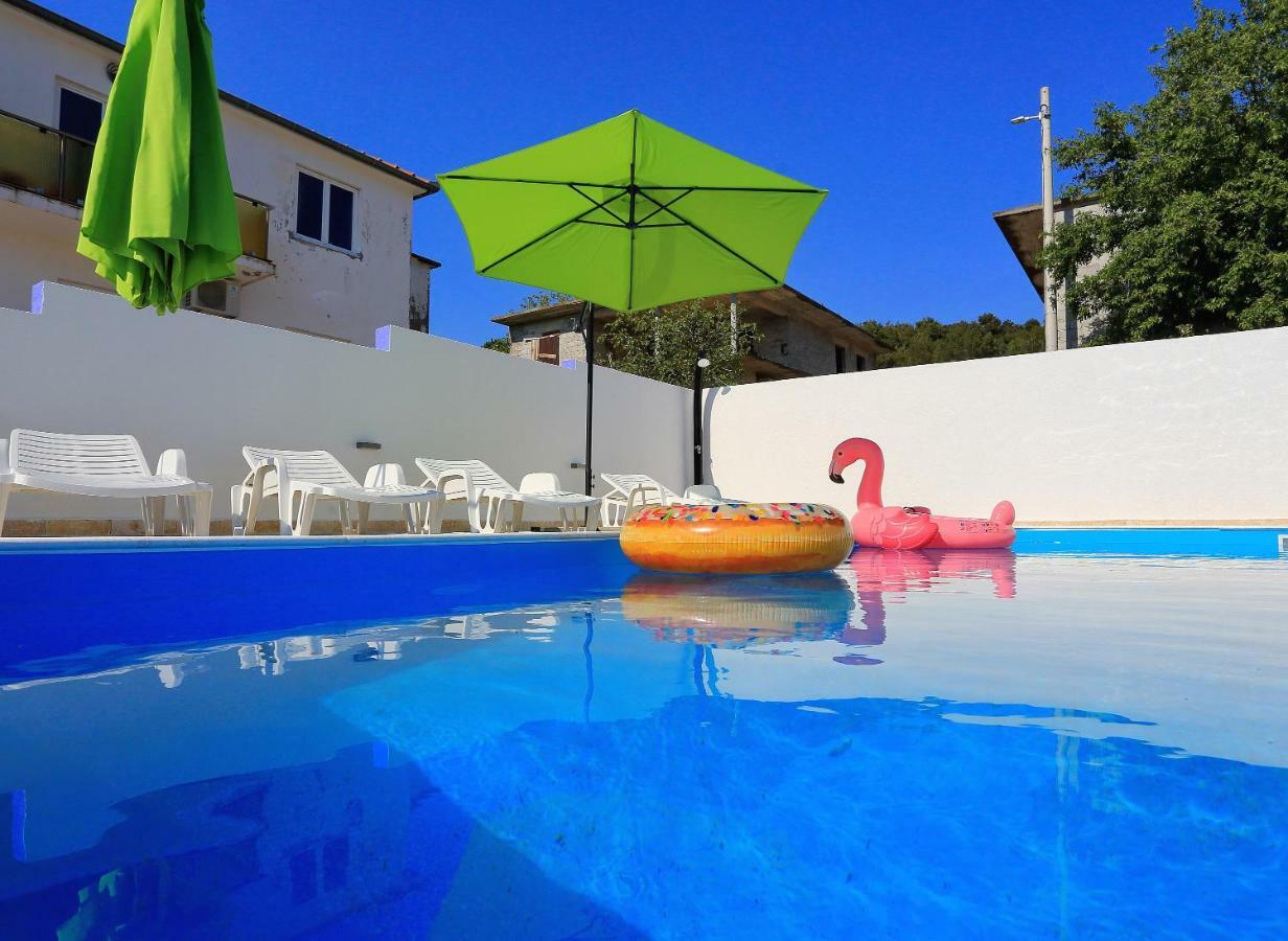 Apartment And Pool Nika بيبينيا المظهر الخارجي الصورة